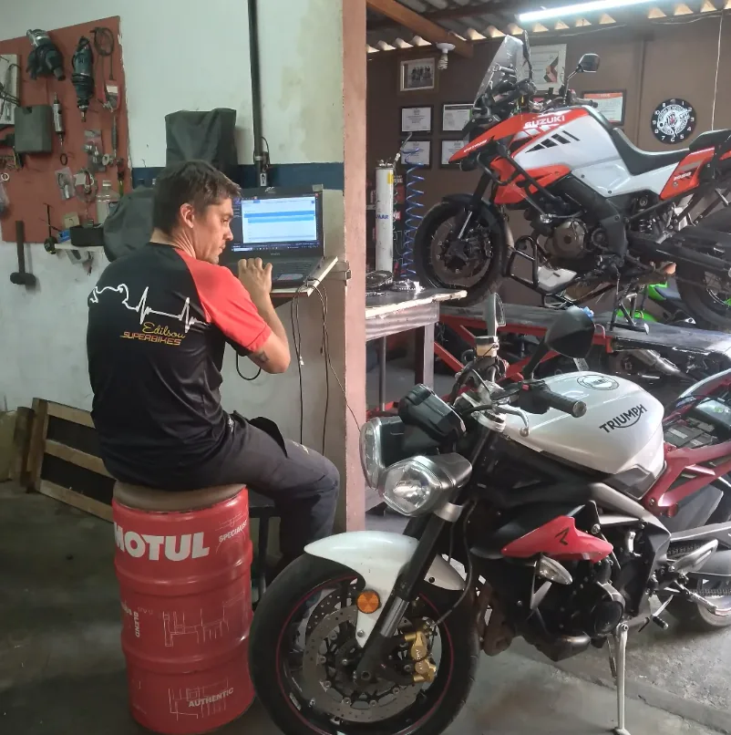 Edilson fazendo diagnóstico eletrônico em uma moto